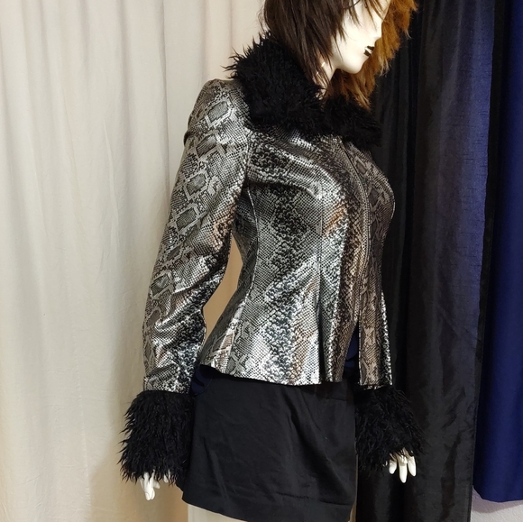Snake pattern jacket. - Picture 2 of 4